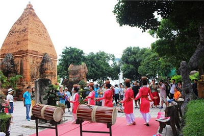 Tháp Bà Ponagar: Nơi duy nhất đưa múa Chăm ra Thế giới